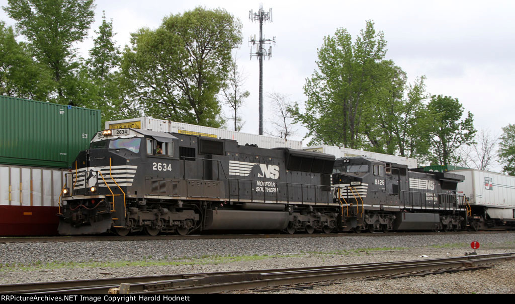 NS 2634 leads train 218 past train 214 at Aycock